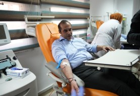 المستشار محمود فوزي يتبرع بالدم