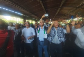 المتظاهرون بمسجد مصطفى محمود