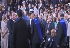 الرئيس السيسي يكرم أبطال معركة "رأس العش"