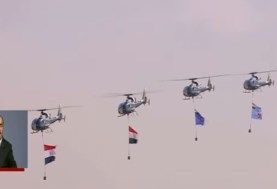  طائرات الهليكوبتر تحمل علم مصر