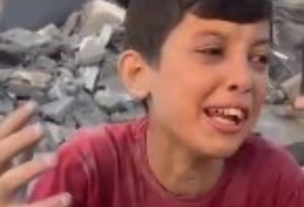 طفل فلسطيني يبحث عن أهل بعد قصف منزلهم