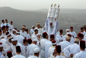 السامريون أثناء الحج بجبل فلسطيني