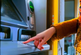 سحب الأموال من المحفظة الإلكترونية عبر ماكينات ATM 