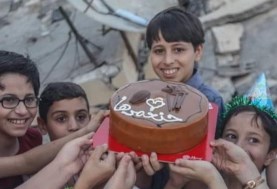 أطفال غزة يرفعون كعكعة 