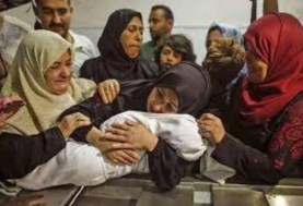 أم فلسطينية تودع طفلها