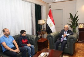 وزير التعليم مع الطالب يحبى عبد الناصر 