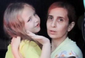 المحتجزة الإسرائيلية “دانيال” مع ابنتها “إميليا”
