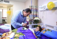 وزير الصحة يزور الطفل عبدالله الكحيل 