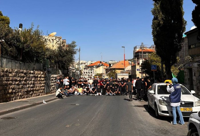 الفلسطينيون يصلون الجمعة في الشارع