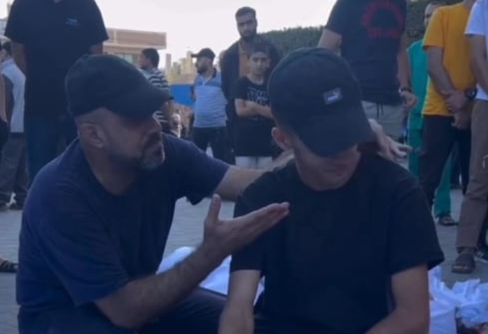 أب فلسطيني مع ابنه 