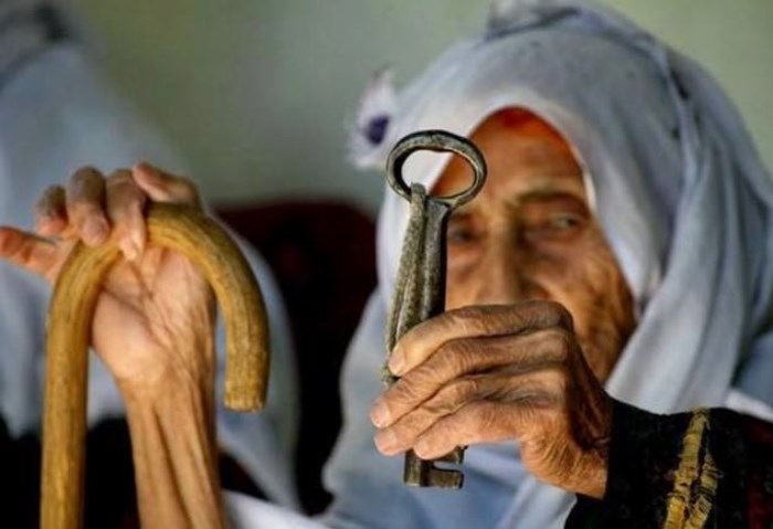 فلسطينية تتمسك بمفتاح منزلها