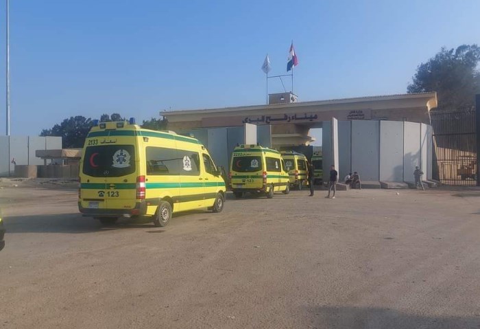 دخول سيارات إسعاف مصرية عبر معبر رفح 
