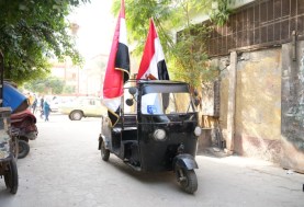 بالضحك والمرح ... توك توك يحمل أعلام مصر ويجوب باللجان الانتخابية.