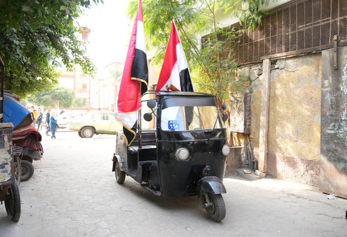 بالضحك والمرح ... توك توك يحمل أعلام مصر ويجوب باللجان الانتخابية.