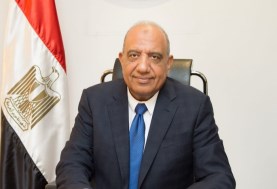محمود عصمت وزير قطاع الأعمال العام خلال الجولة 