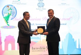 سفير الهند بالقاهرة يهدي وزير السياحة درعاً تذكارياً 
