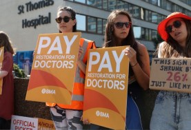 لأول مرة في تاريخ هيئة الخدمات الصحية الوطنية بإنجلترا.. الأطباء ينظمون إضرابًا مشتركًا