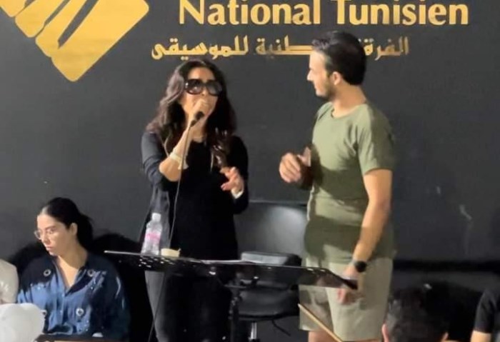 الفنانة لطيفة