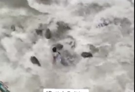 «حاج هندي ».. ينزلق في النهر أثناء التقاط صورة سيلفي