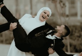 (فيديو) الآية انقلبت..عروس مصرية تحمل عريسها خلال جلسة تصوير وتثير الجدل