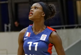 إميلي جوميس اللاعبة السابقة للمنتخب الفرنسي لكرة السلة