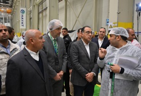 رئيس مجلس الوزراء خلال زيارة مصنع ايجيبت للمنتجات الصحية 