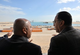 رئيس مجلس الوزراء والفريق كامل الوزير خلال تفقد ميناء السخنة 