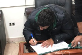 عبدالله السعيد أثناء توقيع عقده