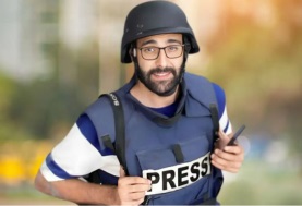 الصحفي الفلسطيني معتز العزايزة