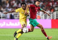 بيرسي تاو لاعب جنوب أفريقيا  ضد لاعب المغرب