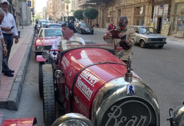 المغامرون الاستراليون أمام نادي السيارات والرحلات المصري