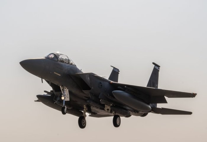 مقاتلة من طراز F – 15E Strike eagles