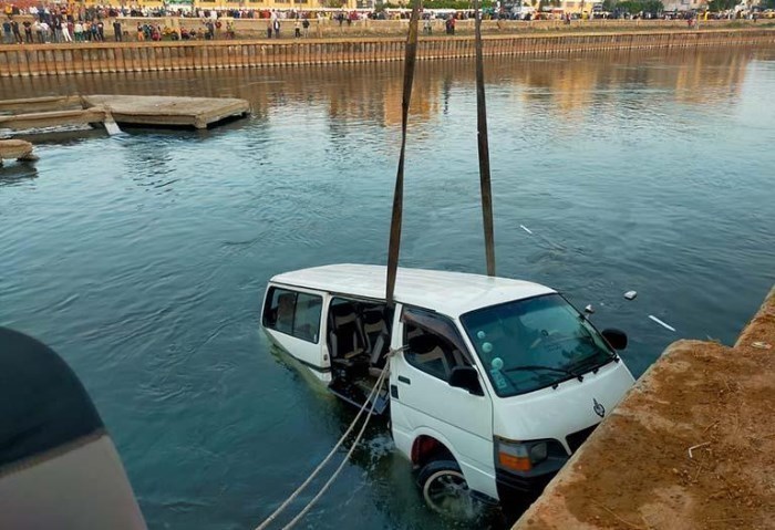 ميكروباص في معدية أبو غالب