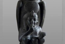 تمثال رمسيس الثاني طفلاً مع المعبود «حورون»