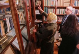 ابنة نجيب محفوظ تهدي مكتبة والدها لمكتبة الإسكندرية 