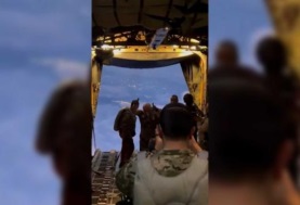 الملك عبد الله خلال الإنزال الجوي 