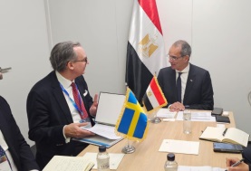 وزير الاتصالات مع نائب وزير التجارة الخارجية بالسويد