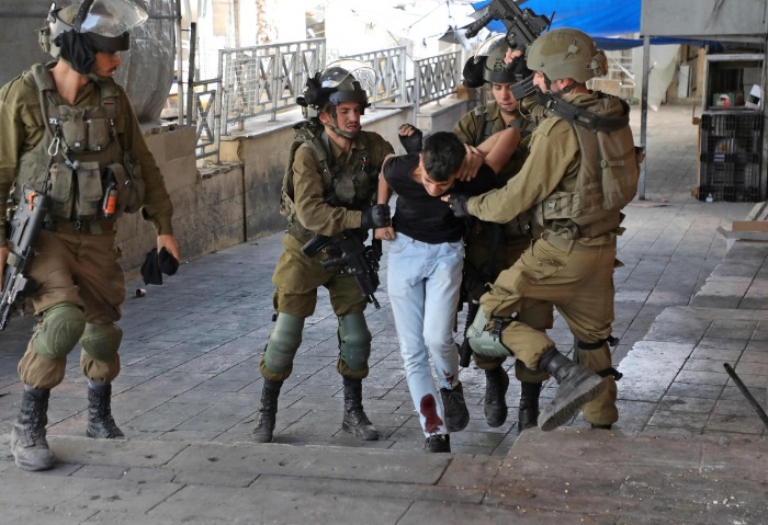 اعتقال قوات الاحتلال لفلسطيني_ أرشيفية