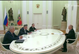 بوتين خلال اجتماعه بمرشحي الانتخابات الرئاسية