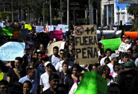 متظاهرون باب القصر الرئاسي في المكسيك