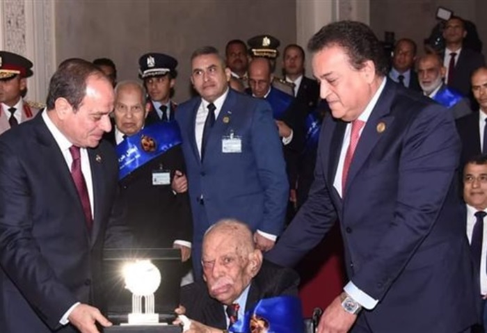  الرئيس السيسى يكرم  اللواء عاطف عبد الغفار