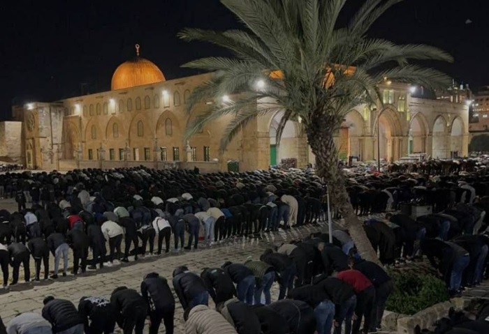 الآلاف يؤدون صلاتي العشاء والتراويح داخل المسجد الأقصى (صور) - الجمهور  الإخباري