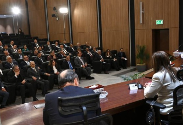 لقاء رئيس الوزراء بممثلي التجار والصناع في مصر 