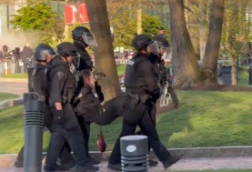 الشرطة الأمريكية تعتقل أحد الطلاب المعتصمين