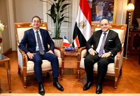 وزير التجارة والصناعة مع سفير فرنسا بالقاهرة