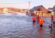 المياه تغمر المنازل بعد إنهيار سد في روسيا