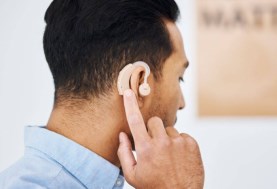 معالجة ضعاف السمع 
