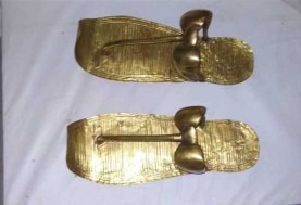 حذاء من الذهب للملك توت غنخ آمون