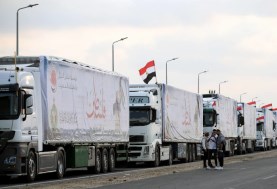 شاحنات المساعدات قرب الجانب المصري من معبر رفح 