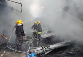  الدفاع المدني الفلسطيني يسيطر على حريق سوق رام الله